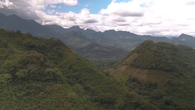 Toma a&eacute;rea en valle