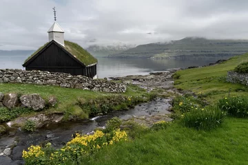 Grasdach-Kirche in Funningur auf den Färöer Inseln © Fabian