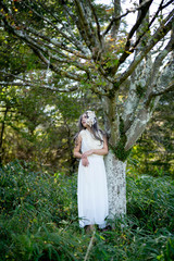 カバノキの横に立つ女性のポートレート