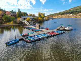 Naklejka premium Aerial view of pier with small boat at Lake Cuyamaca, 110 acres reservoir and a recreation area in the eastern Cuyamaca Mountains, located in eastern San Diego County, California, USA