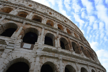 Obraz premium Close up view of Colosseum against blue sky in Rome, Italy.