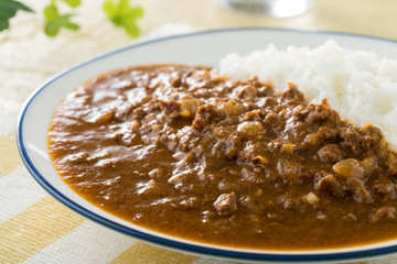 ピリッとスパイシーな、トマトキーマカレー