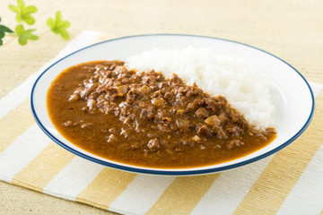 ピリッとスパイシーな、トマトキーマカレー
