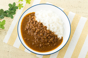 ピリッとスパイシーな、トマトキーマカレー