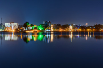 Obraz premium Seven Wonders Park on Kishore Sagar lake at night. Kota. India