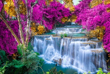 Fotobehang Watervallen Geweldig in de natuur, prachtige waterval in kleurrijk herfstbos in het herfstseizoen