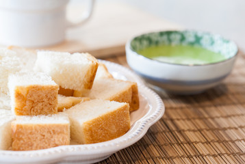 Streamed bread with pandanus custard