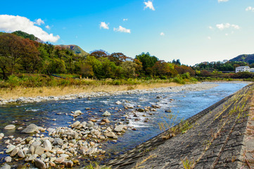 遊歩道から見る利根川と紅葉