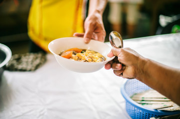 Poor people share food from wealthy philanthropists : the concept of free food service
