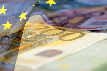 Flagge der Europäischen Union EU und Euro Geldscheine