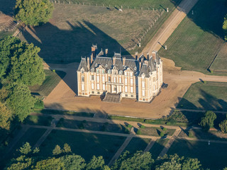 vue aérienne du château de La Pierre dans la Sarthe en France