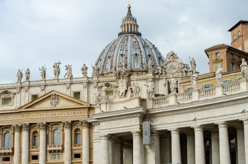 Fototapeta na wymiar St Peters Basilica viewed from the square