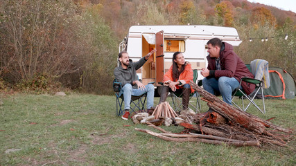 Obraz premium Bearded friend telling a story to his couple friends