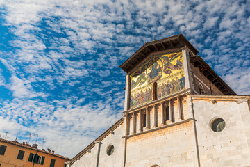 Basilica di San Frediano in Lucca, Italy. Old cozy street in Lucca, Italy. Lucca is a city and comune in Tuscany. It is the capital of the Province of Lucca - obrazy, fototapety, plakaty