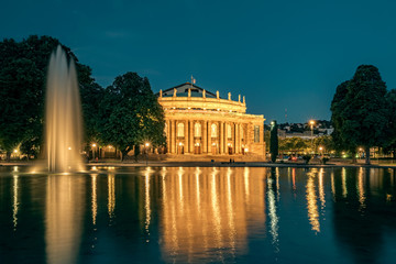 Naklejka premium Der Oper Stuttgart am Abend