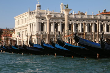 Fototapeta na wymiar Venice view of Biblioteca Marciana and gondolas