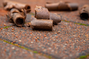 Explodierte Böller von Silvester und Neujahr liegt auf der Straße