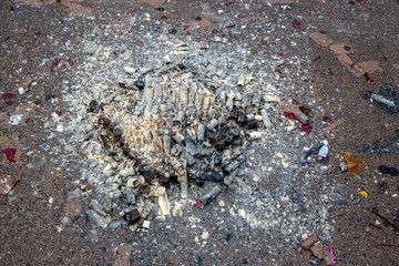 Explodierte B&ouml;ller von Silvester und Neujahr liegt auf der Stra&szlig;e