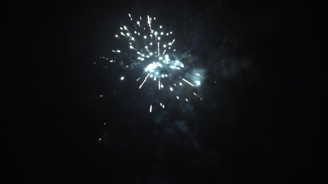 ein sch&ouml;nes buntes Feuerwerk zu Silvester