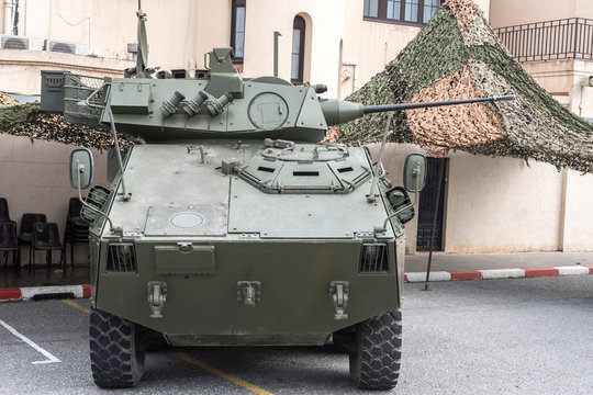 tanqueta militar con ca&ntilde;on