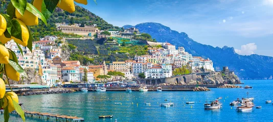 Fotobehang Mediterraans Europa Panoramisch uitzicht op prachtige Amalfi op heuvels die leiden naar de kust, Campania, Italië. De kust van Amalfi is de meest populaire reis- en vakantiebestemming in Europa.