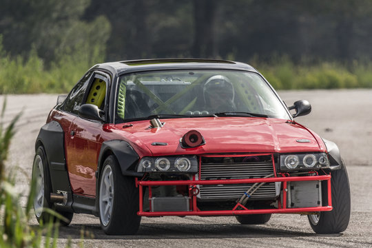 vehiculo deportivo modificado para practicar el drift