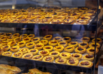 Belém custard tarts are one of the most popular specialties of Portuguese sweets. Also known as Portuguese cream pie, they are consumed hot, sprinkled with sugar and cinnamon.