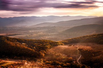 sonnenuntergang über die landschaft in den bergen