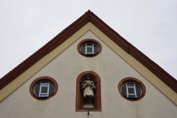 Fototapeta na wymiar Statue des Heiligen Nepomuk in einer Nische der Nepomukkirche in Edenkoben