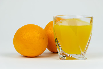 Sok pomarańczowy i poomarańcze na białym tle
