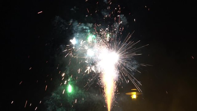 ein sch&ouml;nes buntes Feuerwerk zu Silvester