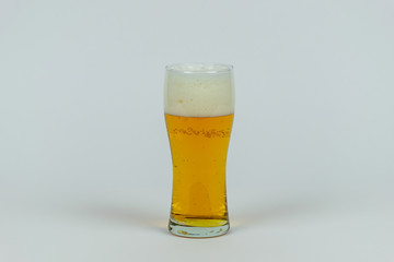 Kufel piwa białe tło