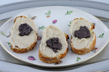Crostini con mousse di tonno e paté di olive