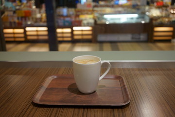 駅カフェでホットカフェオレ