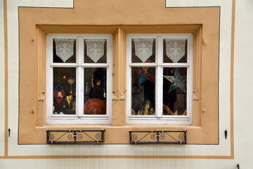 Fenster in Laden mit weihnachticher Dekoration 