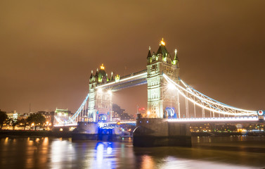 Fototapeta na wymiar ロンドン　霧雨に霞むタワー・ブリッジ　夜景