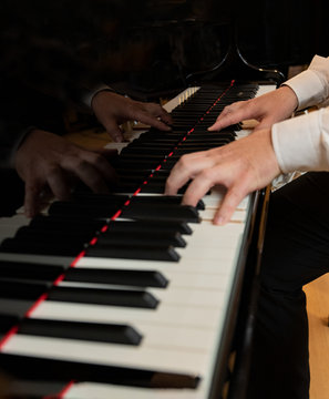 Pianista suona sul pianoforte con le mani in posizione sui tasti della tastiera, bellissimo