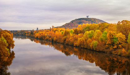 Deutschland Saarland Tourismus Saar und Halde Duhamel mit Saarpolygon im Herbst