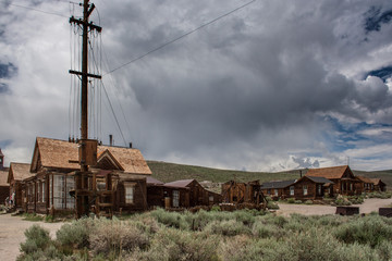 Wolken ziehen &uuml;ber verlassener Cowboy Stadt auf