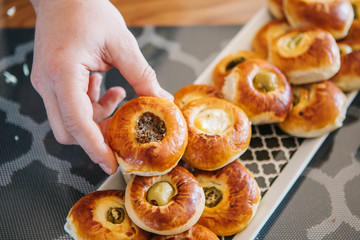 hold small snack pizza in hand