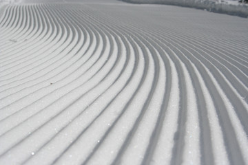 Obraz premium Firsch präperierte Schneepiste mit Rillen-Muster