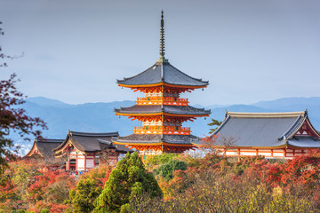 Obraz premium Pagoda Kiyomizu-dera z jesiennymi kolorami w Kioto