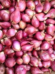 red onions in the market