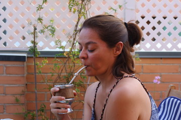 Retrato de una mujer bebiendo yerba mate original de Argentina © Alex