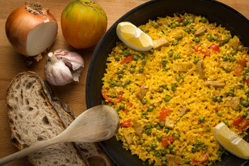 Arroz en paella con elementos rústicos