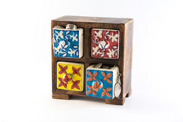 Joyero con cajones coloridos sobre fondo blanco