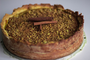 delicious tart with pistachios and cinnamon