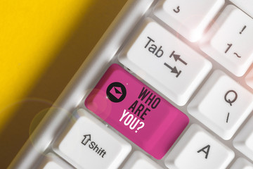 Obraz premium Text sign showing Who Are Youquestion. Business photo showcasing someone asking your demonstratingal background or history White pc keyboard with empty note paper above white background key copy space