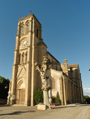 Fototapeta na wymiar L'église et le clocher du village de Souprosse dans les Landes magnifique et imposante architecture