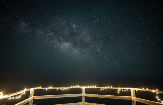 Bonito paisaje nocturno con muchas estrellas y colores